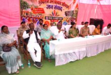 कुरई जनविश्वास शिविर में ग्रामीणों से संवाद करते विधायक कमल मर्सकोले और कलेक्टर नेहा मीना