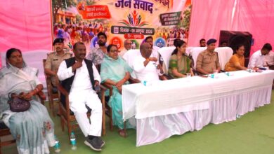 कुरई जनविश्वास शिविर में ग्रामीणों से संवाद करते विधायक कमल मर्सकोले और कलेक्टर नेहा मीना