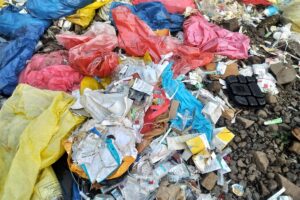 NH-44 के घोघरी के पास नाले में पड़ा बायोमेडिकल कचरा