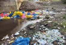 NH-44 के घोघरी के पास नाले में पड़ा बायोमेडिकल कचरा