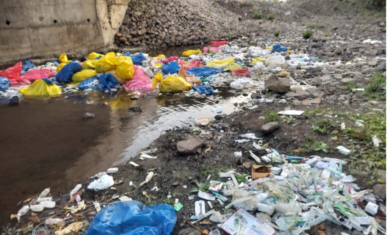 NH-44 के घोघरी के पास नाले में पड़ा बायोमेडिकल कचरा