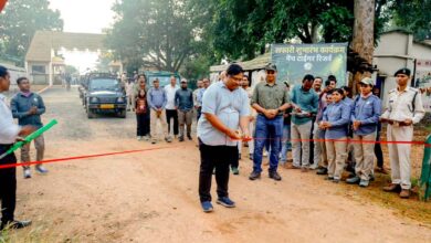 पेंच नेशनल पार्क में नए पर्यटन सीजन के शुभारंभ पर सफारी करते पर्यटक