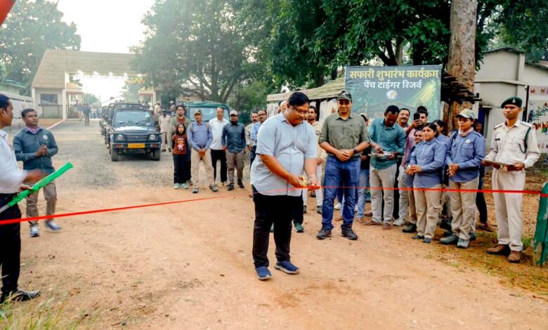 पेंच नेशनल पार्क में नए पर्यटन सीजन के शुभारंभ पर सफारी करते पर्यटक