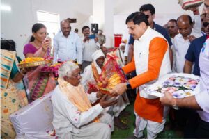 पांढुर्णा में किसानों की समस्याएं सुनते मुख्यमंत्री डॉ. मोहन यादव