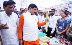 पांढुर्णा में किसानों की समस्याएं सुनते मुख्यमंत्री डॉ. मोहन यादव