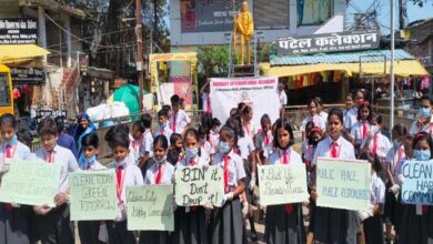 प्लास्टिक मुक्त शहर का संकल्प, विद्यार्थियों ने बांटे पेपर बैग | Dainik Yashonnati छिंदवाड़ा में प्लास्टिक मुक्त अभियान के दौरान पेपर बैग वितरित करते विद्यार्थी