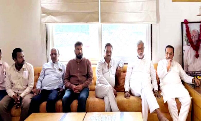 मंत्री प्रहलाद सिंह पटेल ने शेषराव यादव के पिता को श्रद्धांजलि दी