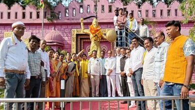 छिंदवाड़ा में रानी दुर्गावती जयंती पर प्रतिमा पर माल्यार्पण करते कांग्रेसजन