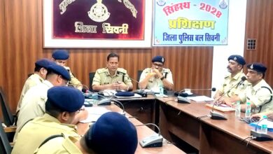 सिवनी पुलिस कंट्रोल रूम में नवरात्रि दशहरा सुरक्षा बैठक लेते एडीजी प्रमोद वर्मा