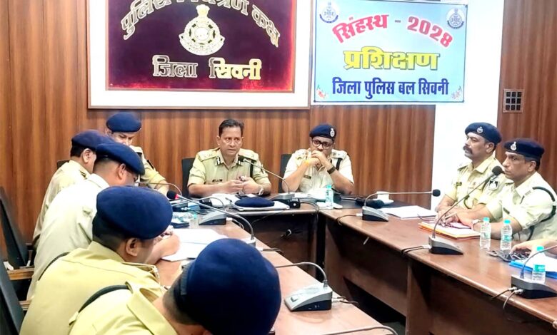 सिवनी पुलिस कंट्रोल रूम में नवरात्रि दशहरा सुरक्षा बैठक लेते एडीजी प्रमोद वर्मा