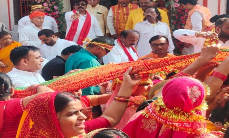 सिवनी में माता राजराजेश्वरी को एक किलोमीटर लंबी चुनरी अर्पित करने निकली भव्य चुनरी यात्रा