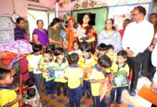 दारोटकला आंगनवाड़ी केंद्र में बच्चों के पोषण की स्थिति का जायजा लेतीं कलेक्टर नेहा मीना