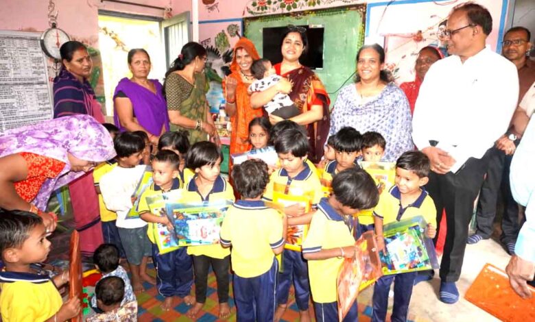 दारोटकला आंगनवाड़ी केंद्र में बच्चों के पोषण की स्थिति का जायजा लेतीं कलेक्टर नेहा मीना