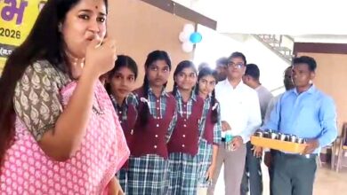 सिवनी में कलेक्टर नेहा मीना ने एल्बेंडाजोल की गोली खाकर राष्ट्रीय कृमि मुक्ति दिवस का शुभारंभ किया