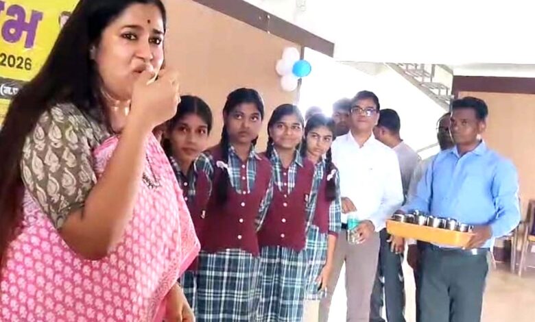 सिवनी में कलेक्टर नेहा मीना ने एल्बेंडाजोल की गोली खाकर राष्ट्रीय कृमि मुक्ति दिवस का शुभारंभ किया