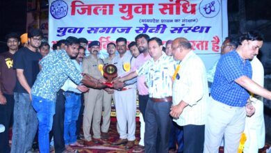 सिवनी में गणेश उत्सव समितियों के सम्मान समारोह में उपस्थित अतिथि और समिति पदाधिकारी