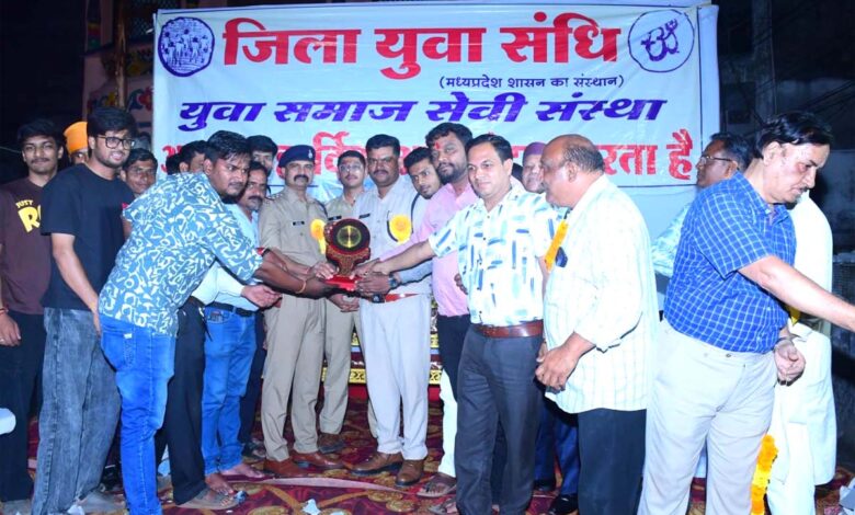 सिवनी में गणेश उत्सव समितियों के सम्मान समारोह में उपस्थित अतिथि और समिति पदाधिकारी