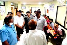 सिवनी जिला चिकित्सालय के शिशु विभाग में निरीक्षण के दौरान विधायक दिनेश राय मुनमुन