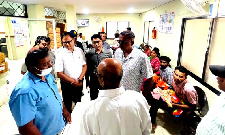 सिवनी जिला चिकित्सालय के शिशु विभाग में निरीक्षण के दौरान विधायक दिनेश राय मुनमुन