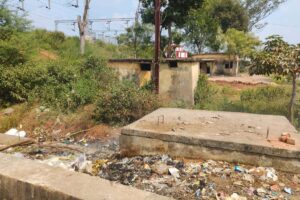 सिवनी में रेलवे गुड्स यार्ड की ओर जाने वाली सड़क के किनारे जमा कचरा