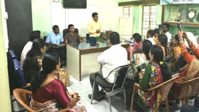 सिवनी में विनोबा ऐप पर उत्कृष्ट प्रदर्शन करने वाले शिक्षकों को सम्मानित करते जिला परियोजना समन्वयक कृष्णकुमार डहेरिया