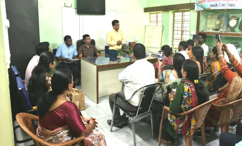 सिवनी में विनोबा ऐप पर उत्कृष्ट प्रदर्शन करने वाले शिक्षकों को सम्मानित करते जिला परियोजना समन्वयक कृष्णकुमार डहेरिया