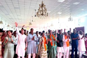 सिवनी में सेवा ज्योति संकल्प यात्रा की विकसित भारत संकल्प सभा में उपस्थित जनप्रतिनिधि