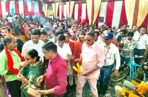 सिवनी में सेवा मेरा योगदान कार्यक्रम में स्वास्थ्य शिविर और सिलाई मशीन वितरण