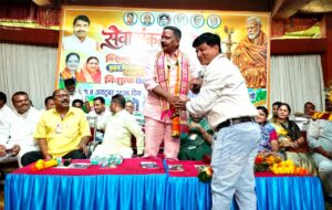 सिवनी में सेवा मेरा योगदान कार्यक्रम में स्वास्थ्य शिविर और सिलाई मशीन वितरण