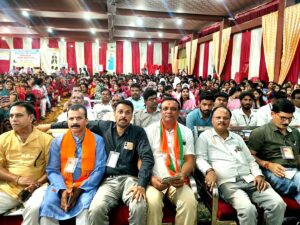 सिवनी में सेवा मेरा योगदान कार्यक्रम में स्वास्थ्य शिविर और सिलाई मशीन वितरण