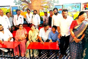 सिवनी में सेवा संकल्प अभियान के तहत बच्चों को सामग्री वितरित करते विधायक दिनेश राय मुनमुन और भाजपा जिलाध्यक्ष मीना बिसेन