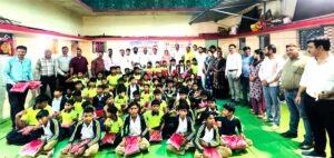 सिवनी में सेवा संकल्प अभियान के तहत बच्चों को सामग्री वितरित करते विधायक दिनेश राय मुनमुन और भाजपा जिलाध्यक्ष मीना बिसेन