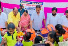 सेवा संकल्प अभियान: बच्चों के चेहरों पर मुस्कान लाने विधायक दिनेश राय ‘मुनमुन’ ने बढ़ाए मदद के हाथ | Dainik Yashonnati सिवनी में सेवा संकल्प अभियान के तहत बच्चों को सामग्री वितरित करते विधायक दिनेश राय मुनमुन और भाजपा जिलाध्यक्ष मीना बिसेन