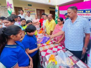 सिवनी में सेवा संकल्प अभियान के तहत बच्चों को सामग्री वितरित करते विधायक दिनेश राय मुनमुन और भाजपा जिलाध्यक्ष मीना बिसेन