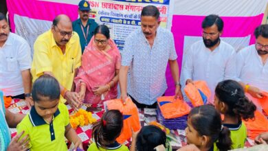 सिवनी में सेवा संकल्प अभियान के तहत बच्चों को सामग्री वितरित करते विधायक दिनेश राय मुनमुन और भाजपा जिलाध्यक्ष मीना बिसेन