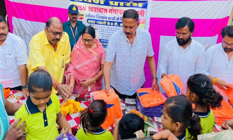 सिवनी में सेवा संकल्प अभियान के तहत बच्चों को सामग्री वितरित करते विधायक दिनेश राय मुनमुन और भाजपा जिलाध्यक्ष मीना बिसेन