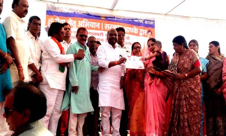 बरघाट सेवा संकल्प अभियान शिविर में भाजपा जिला अध्यक्ष मीना बिसेन विधायक कमल मर्सकोले और जनप्रतिनिधि