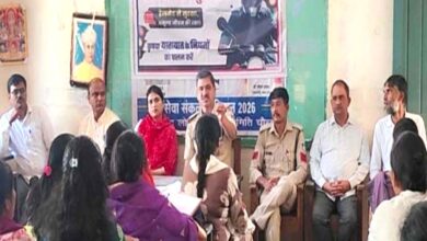 हेलमेट पहनकर ही वाहन चलाएं, यातायात नियमों का करें पालन | Dainik Yashonnati चौरई में विद्यार्थियों को यातायात नियमों और साइबर सुरक्षा की जानकारी देते पुलिस अधिकारी