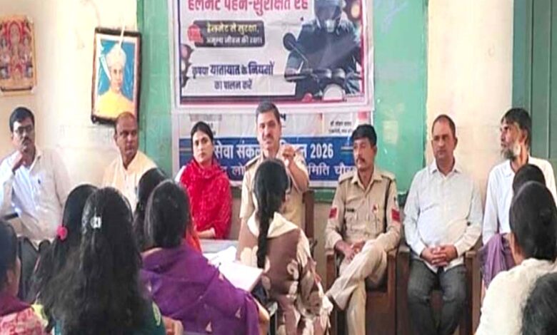 चौरई में विद्यार्थियों को यातायात नियमों और साइबर सुरक्षा की जानकारी देते पुलिस अधिकारी