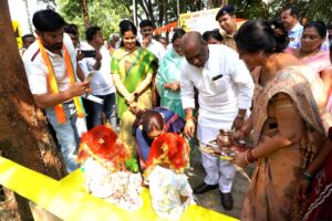 टुरिया में जंगल सत्याग्रह के शहीदों को श्रद्धांजलि देते जनप्रतिनिधि