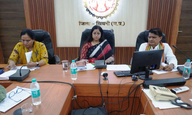 सिवनी में रबी सिंचाई की तैयारियों की समीक्षा करतीं कलेक्टर नेहा मीना